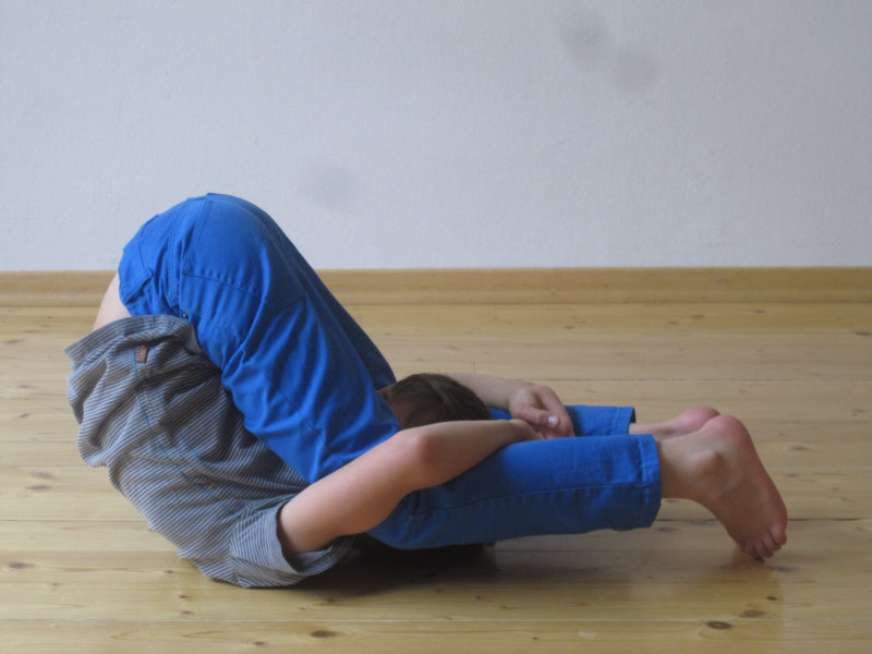 Kinder im Yogaunterricht